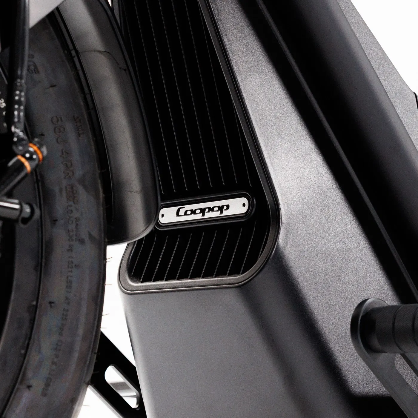 Detailaufnahme des Scheinwerfers am Coopop Bobber